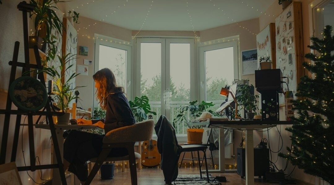 Kreativ arbetsplats med växter, varm belysning och julgran
